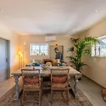 Private Bedroom In A Luxurious Villa, 别墅
