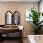 Private Bedroom In A Luxurious Villa, 布德恩斯