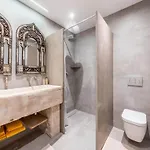 Private Bedroom In A Luxurious Villa, * 布德恩斯