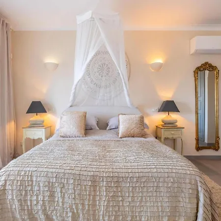 Bedroom In A Villa, بودينز