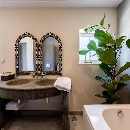 Bedroom In A Villa, بودينز